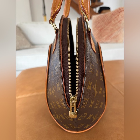 Louis Vuitton Ellipse MM Designer Handbag - Picture 4 of 5